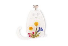 Pendant "Cat" with chamomile and flower compostion