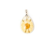 Drop pendant with chamomile