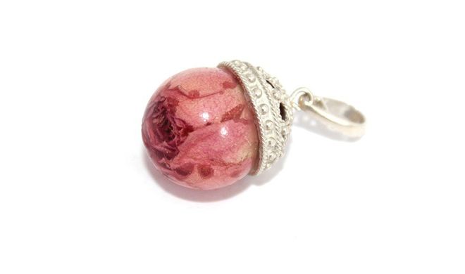 Pendant with rose