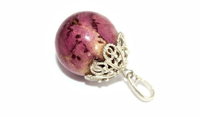 Pendant with violet rose