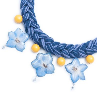 Wicker necklace with 3 flowers of delphinium