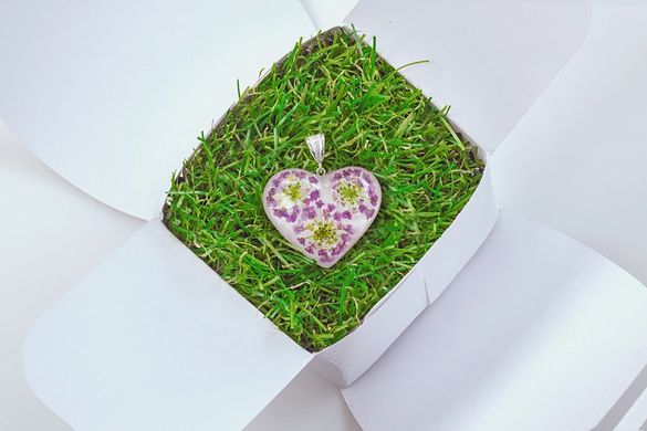 Pendant "Heart" with Iberis flower