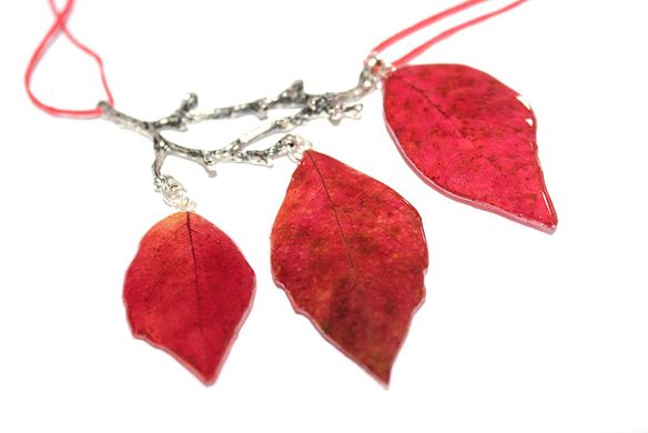Necklace with autumn leaves